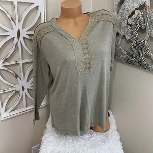 GIMMICKS medium SAGE GREEN LACE ACCENT 3/4 SLEEVE TOP